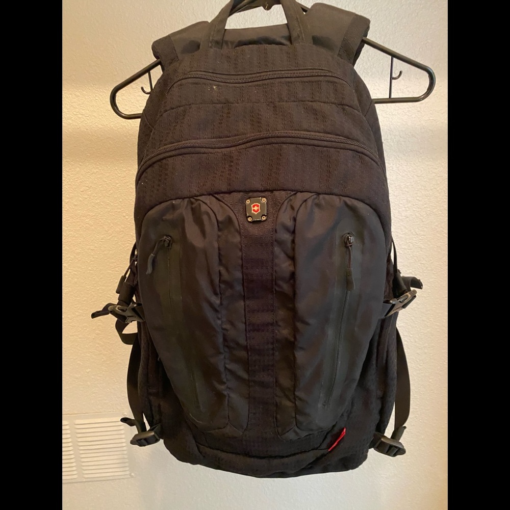 Men’s backpack in good shape. And include a lunch box Victorinox as a gift